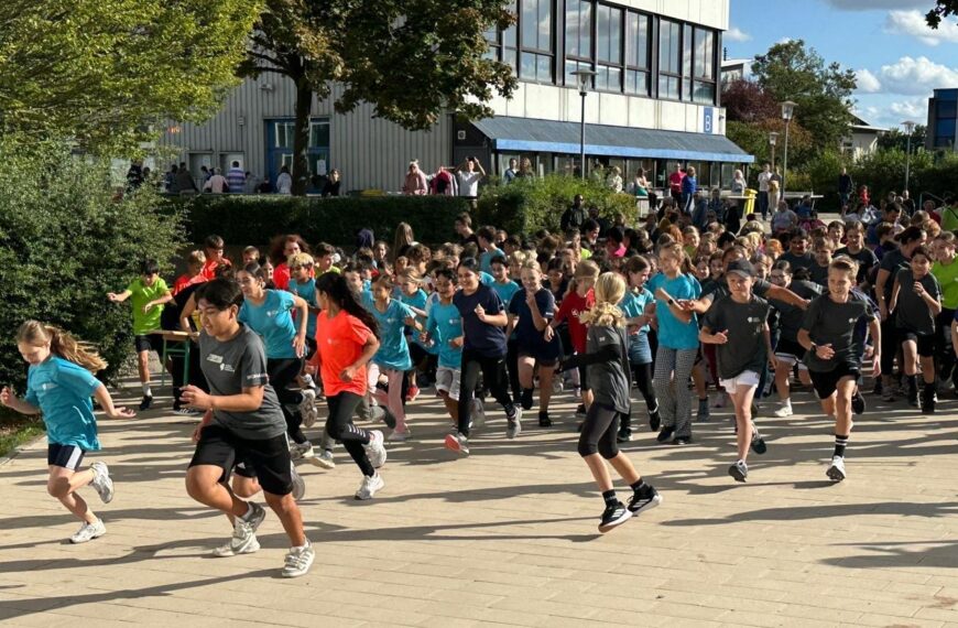 Einstein Run: 207 Fünftklässlerinnen und Fünftklässler laufen für die Schulgemeinschaft