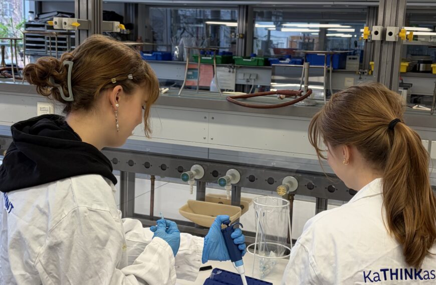 Spurensuche im Genlabor: Schülerinnen und Schüler des Albert-Einstein-Gymnasiums werden zu Kriminalisten