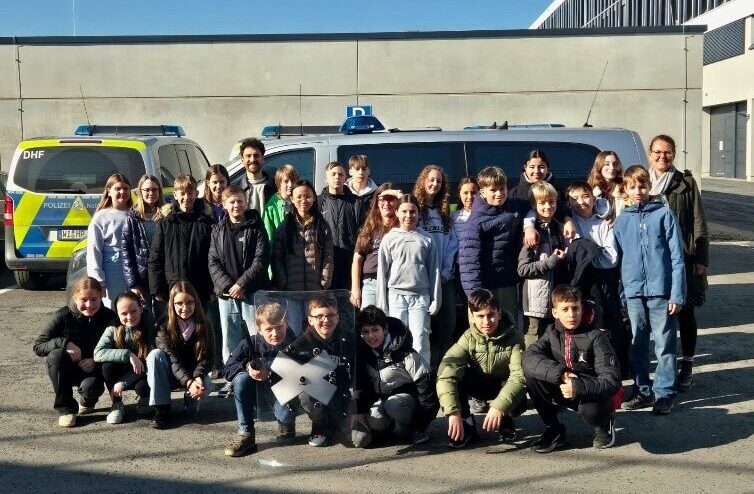Die Klasse 6F des Albert-Einstein-Gymnasiums zu Besuch im Polizeipräsidium Südosthessen