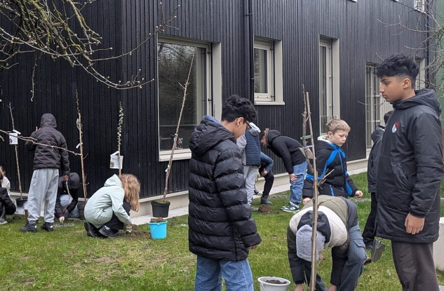 Schulgarten am Albert-Einstein-Gymnasium erwacht zum Leben – Schülerinnen und Schüler setzen erstes grünes Ausrufezeichen