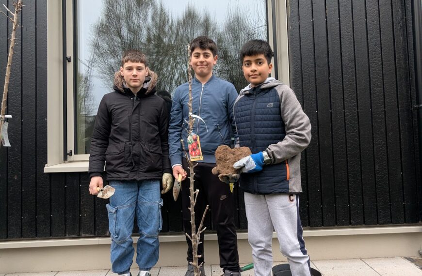 Verwurzelt in die Zukunft: Die Klasse 6G pflanzt Obstbäume am Albert-Einstein-Gymnasium