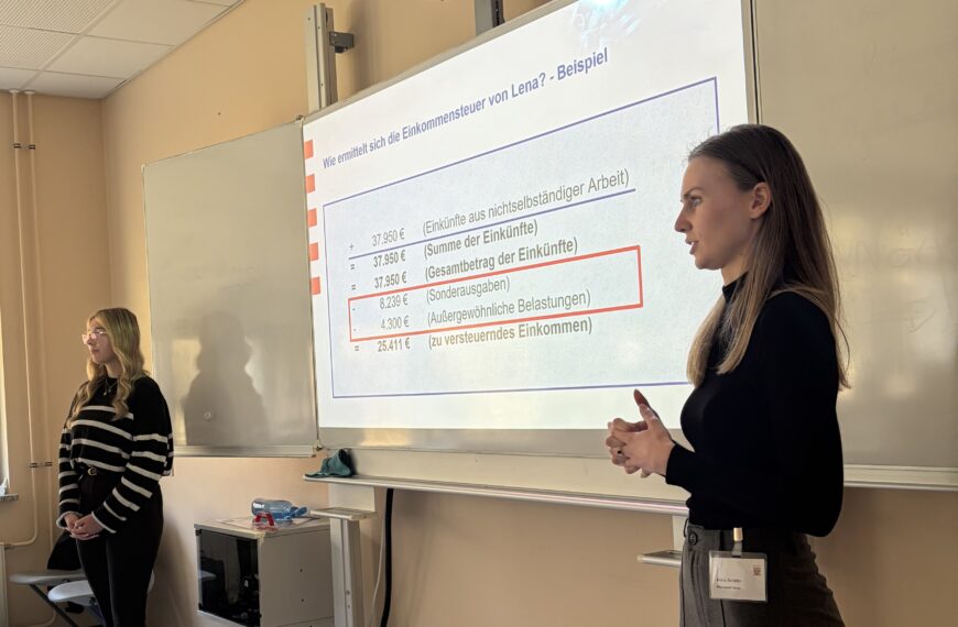Das Finanzamt Hanau macht Schule – und nimmt Schülerinnen und Schülern des Albert-Einstein-Gymnasiums die Angst vor der Steuererklärung