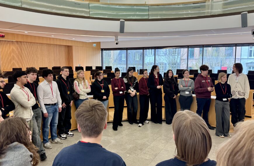 Politik live statt Lehrbuch: Schülerinnen und Schüler des Albert-Einstein-Gymnasiums erleben Hessischen Landtag hautnah