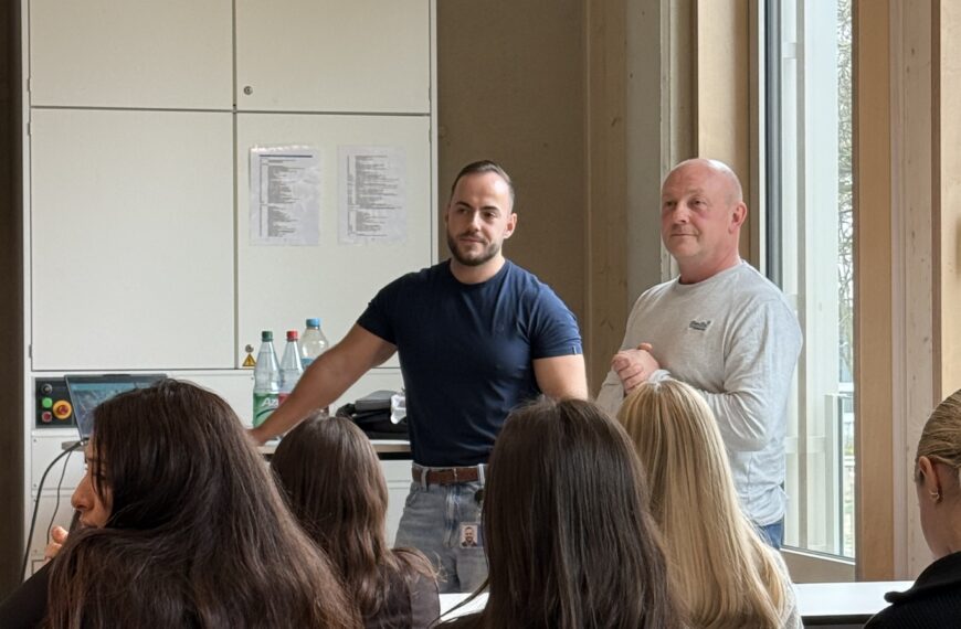 Besonderer Besuch im Wahlunterricht „Kriminalbiologie“ am Albert-Einstein-Gymnasium