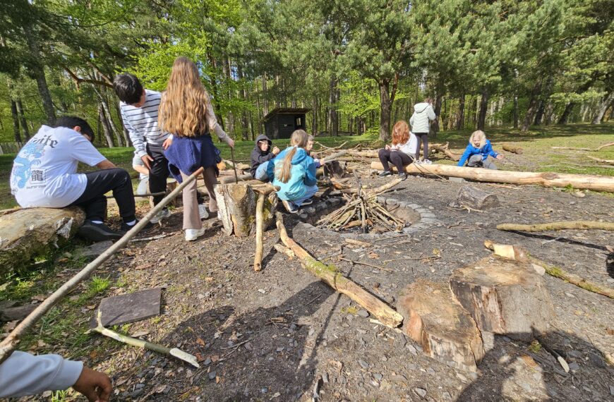 Zwischen Lagerfeuerromantik und Diskofieber ging der Jahrgang 5 auf den Spuren von Robin Hood und Galileo Galilei.