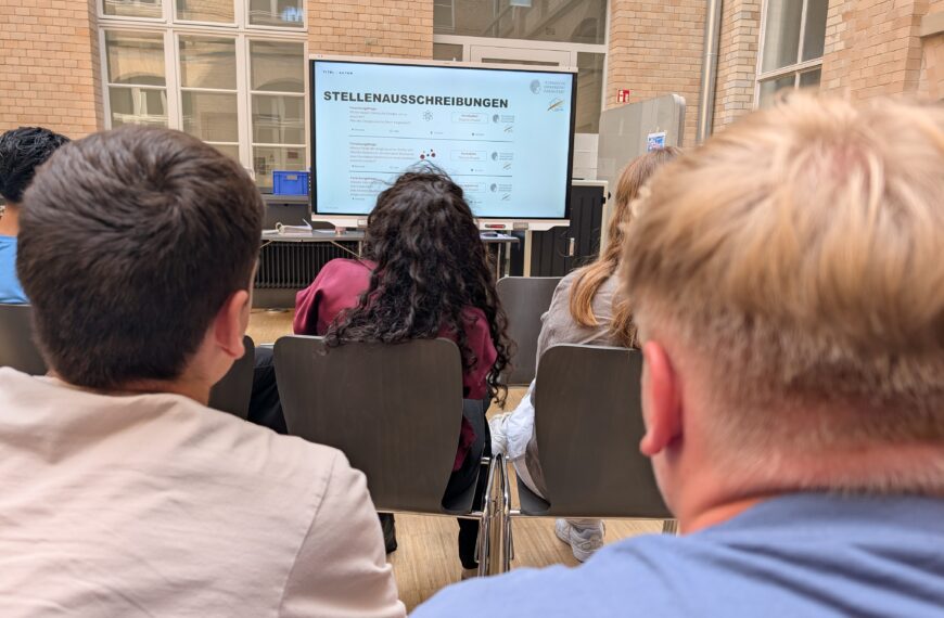 Physikleistungskurse des Albert-Einstein-Gymnasiums besuchen die TU Darmstadt